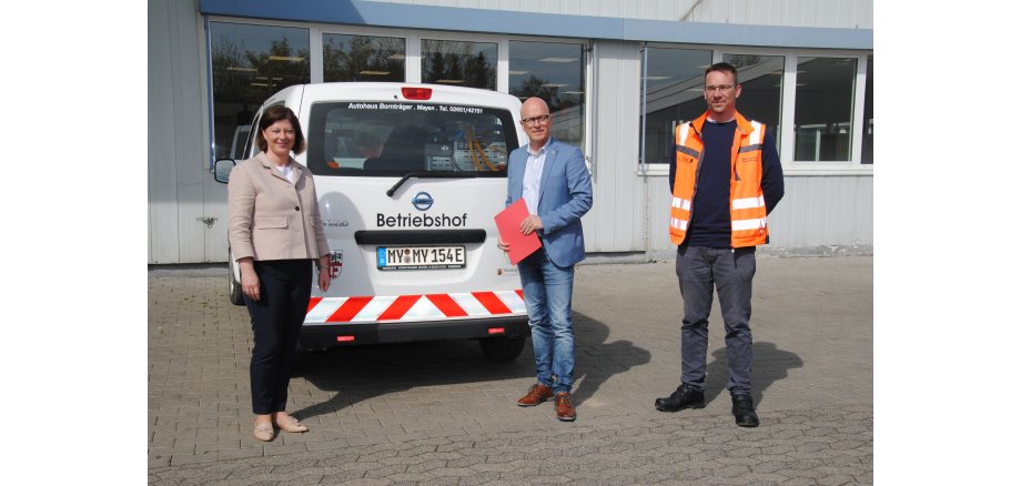 Staatssekretärin Nicole Steingaß, Oberbürgermeister Dirk Meid und Leiter des Betriebshofes Wolfgang Saur vor einem Wagen des Betriebshofes