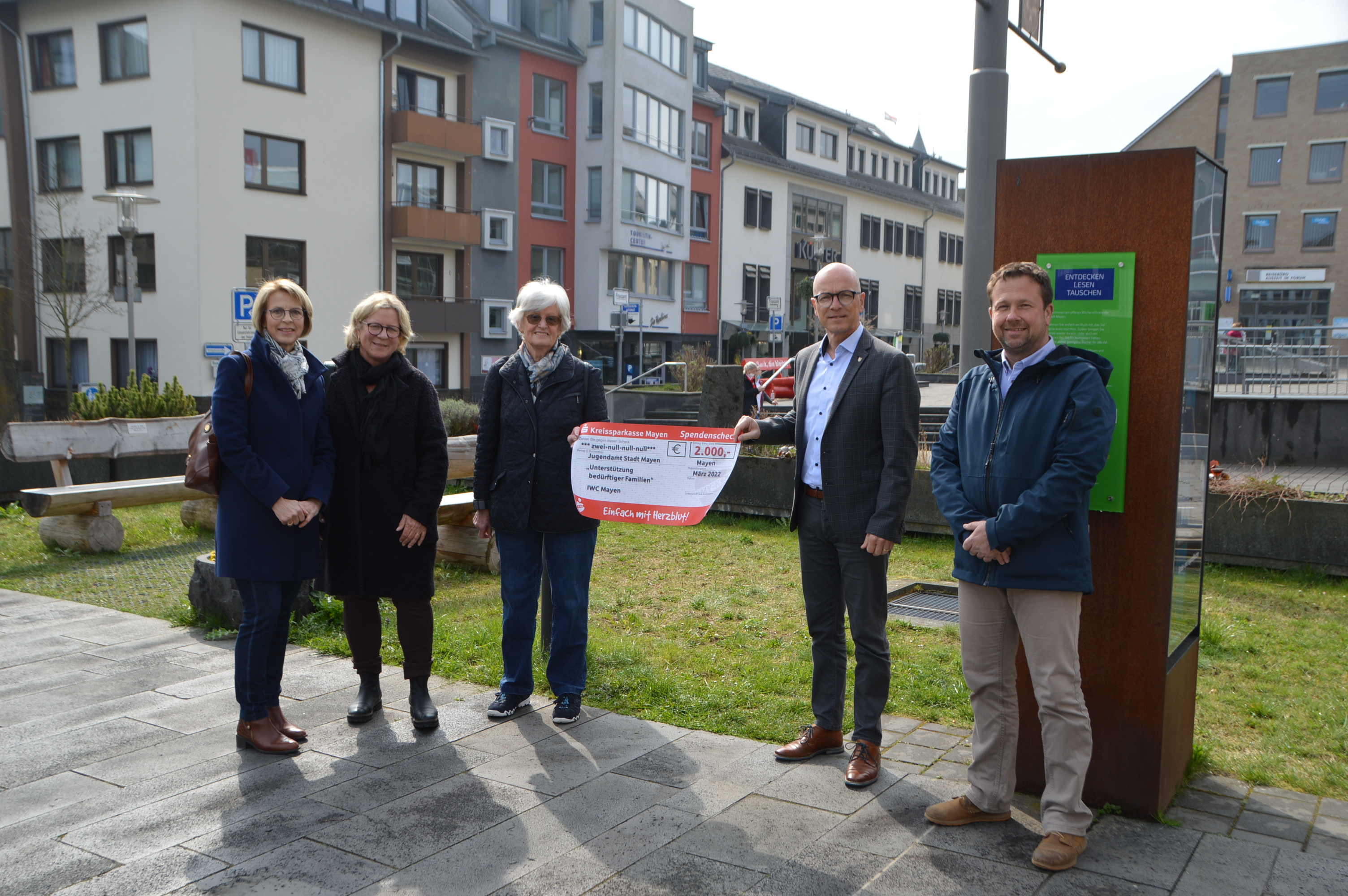 Inge Fuchs, Gaby Guckenbiehl und Hannelore Klein überreichen Oberbürgermeister Dirk Meid und Fachbereichsleiter Peter Brück den Spendencheck