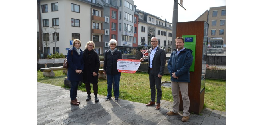 Inge Fuchs, Gaby Guckenbiehl und Hannelore Klein überreichen Oberbürgermeister Dirk Meid und Fachbereichsleiter Peter Brück den Spendencheck