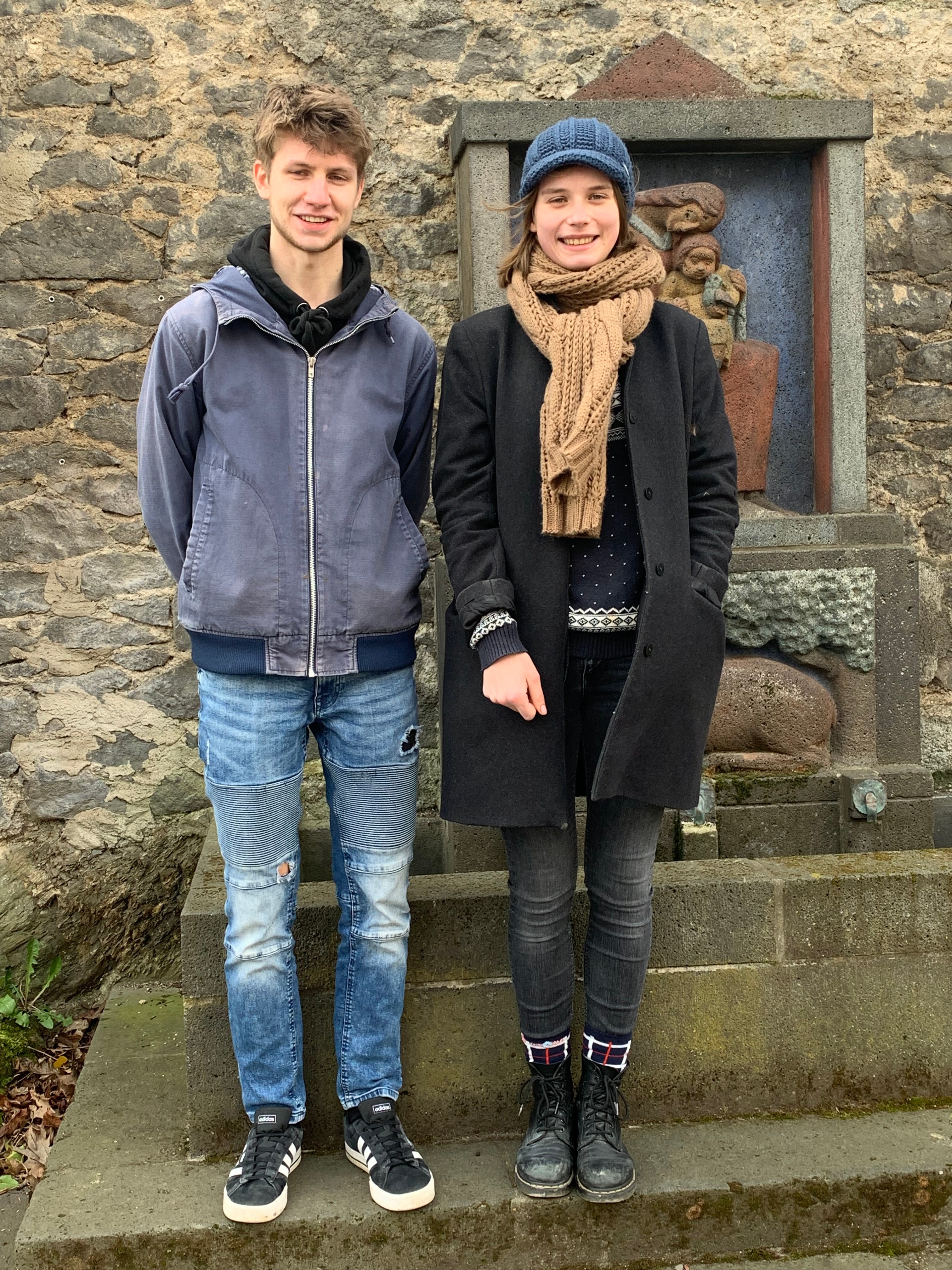 Mira Seesemann und Silas König vor einem Brunnen