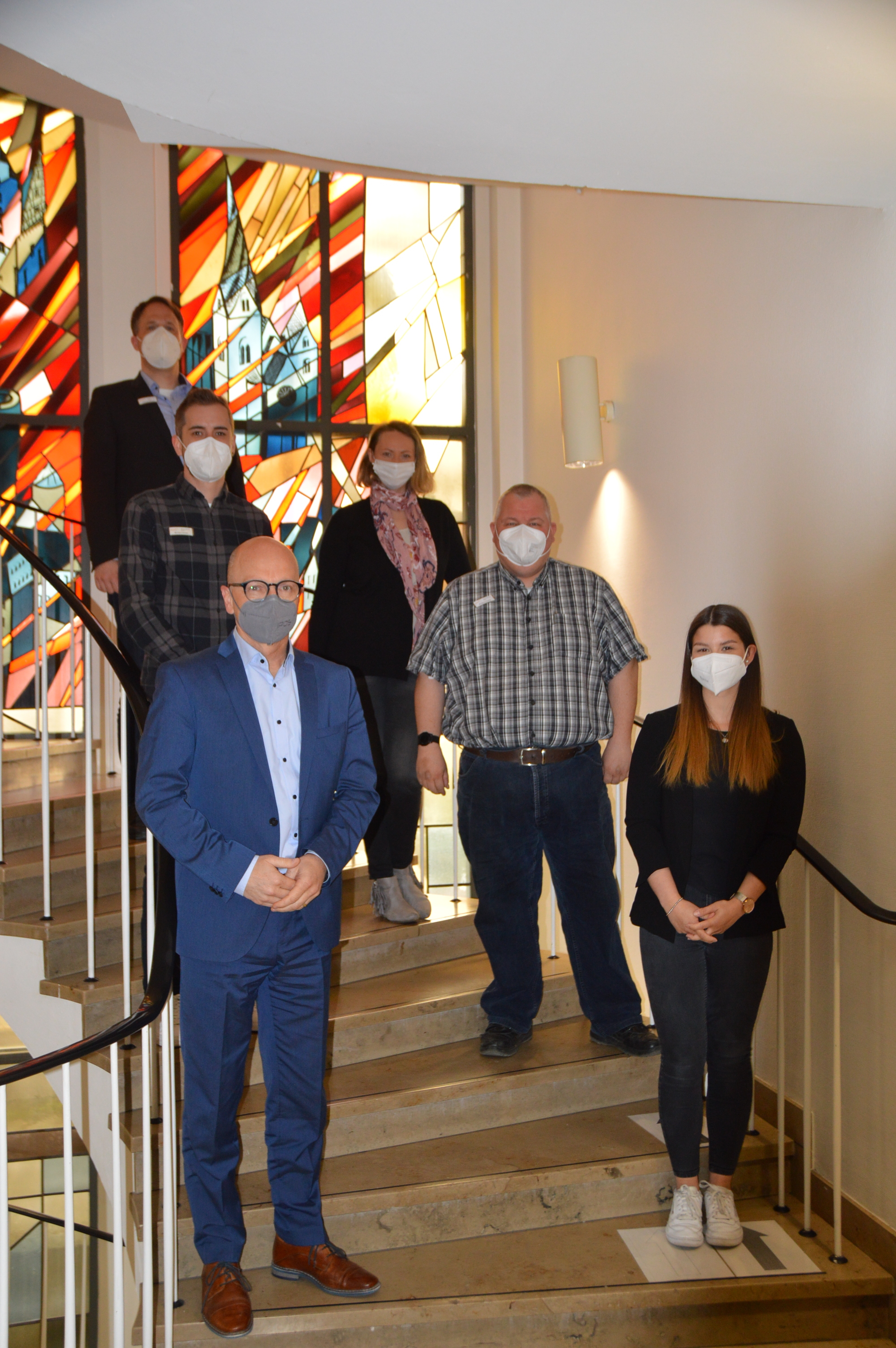 Oberbürgermeister Dirk Meid, Michael Franzen, Büroleiter Christoph Buttner, Natalie Hoffmann, Personalratsvorsitzender Wolfgang Goeken und Lisa Okent auf der Treppe des Mayener Rathauses
