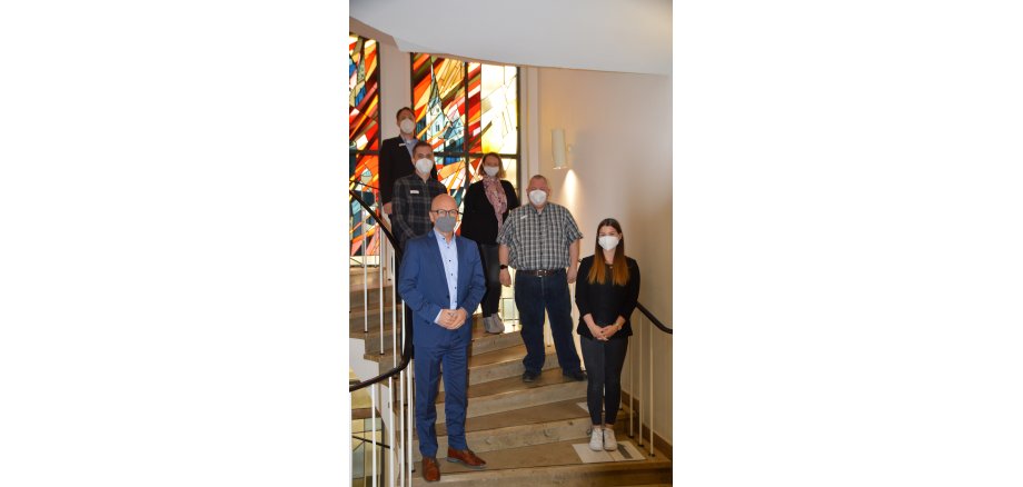 Oberbürgermeister Dirk Meid, Michael Franzen, Büroleiter Christoph Buttner, Natalie Hoffmann, Personalratsvorsitzender Wolfgang Goeken und Lisa Okent auf der Treppe des Mayener Rathauses