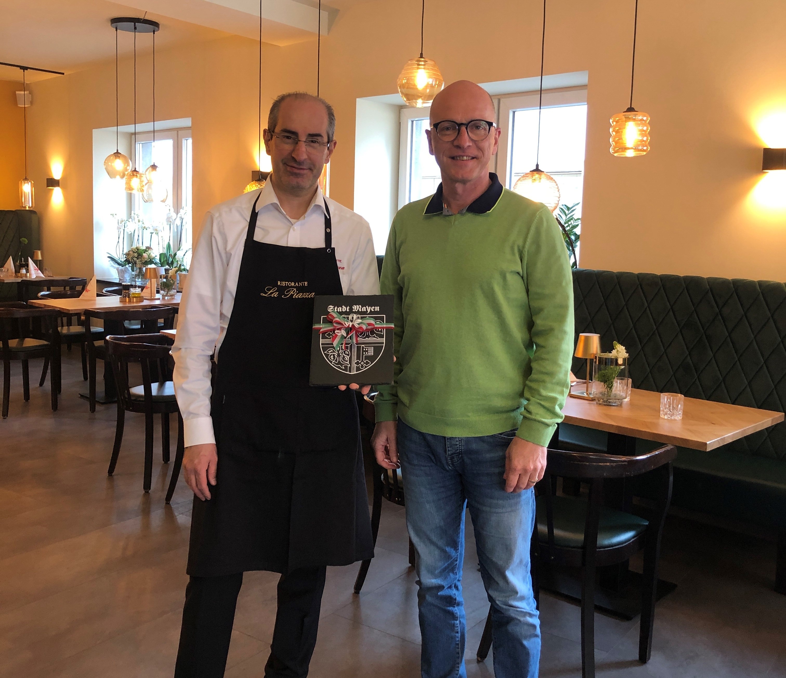 Nedal Habsono und Oberbürgermeister Dirk Meid bei der Übergabe des Wappens