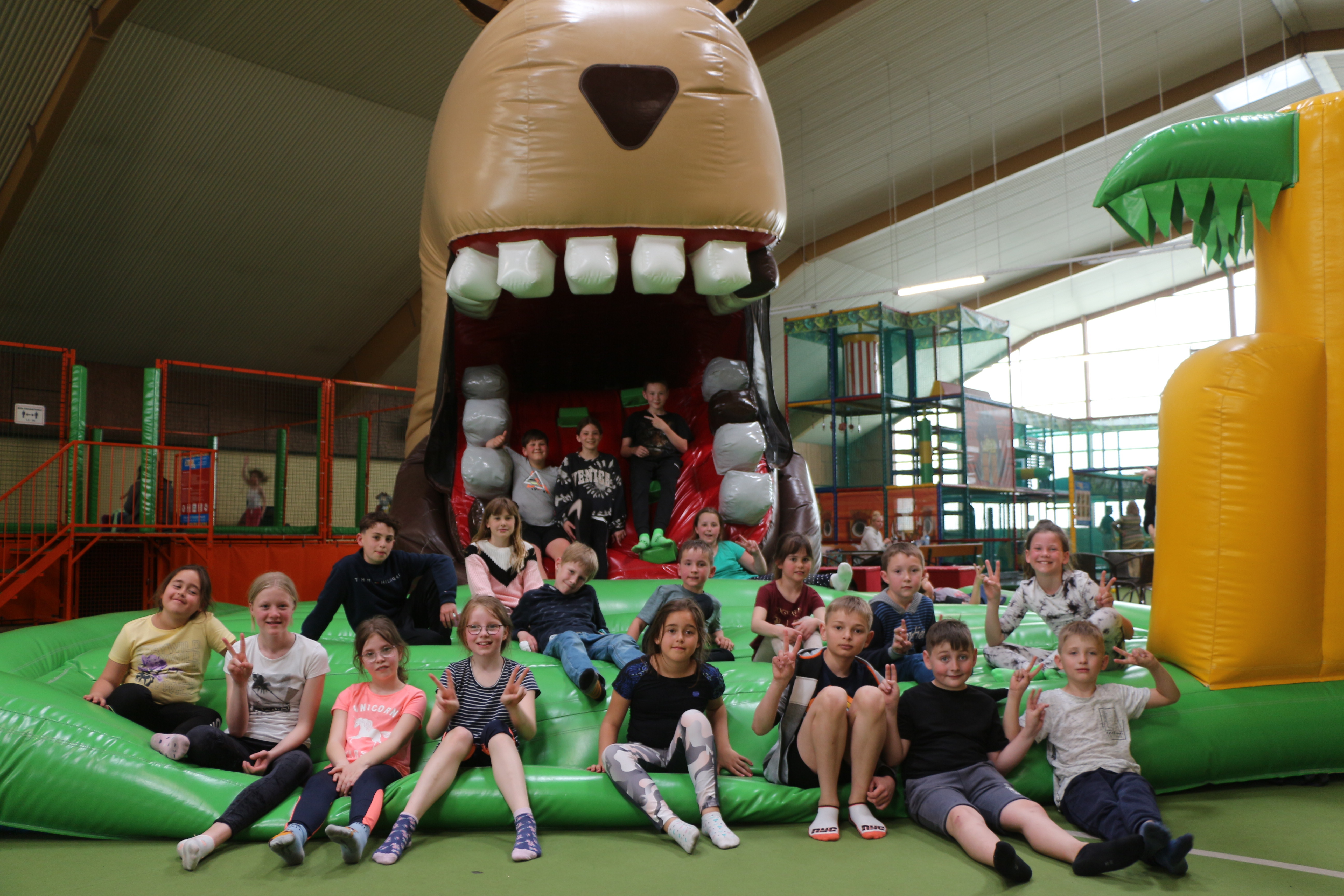 mehrere Kinder im Spieleland 