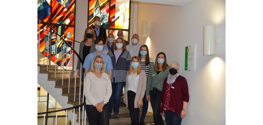 von links nach rechts: Beate Oster, Tommy Elm, Dagmar Breitova, Büroleiter Christoph Buttner, Birgit Holthaus, Oberbürgermeister Dirk Meid, Lisa Hörter, Personalratsvorsitzender Wolfgang Goeken, Lea Ringel, Katrin Laktujuschin, Lena Rech und Heike Morgenschweis auf der Treppe des Rathauses