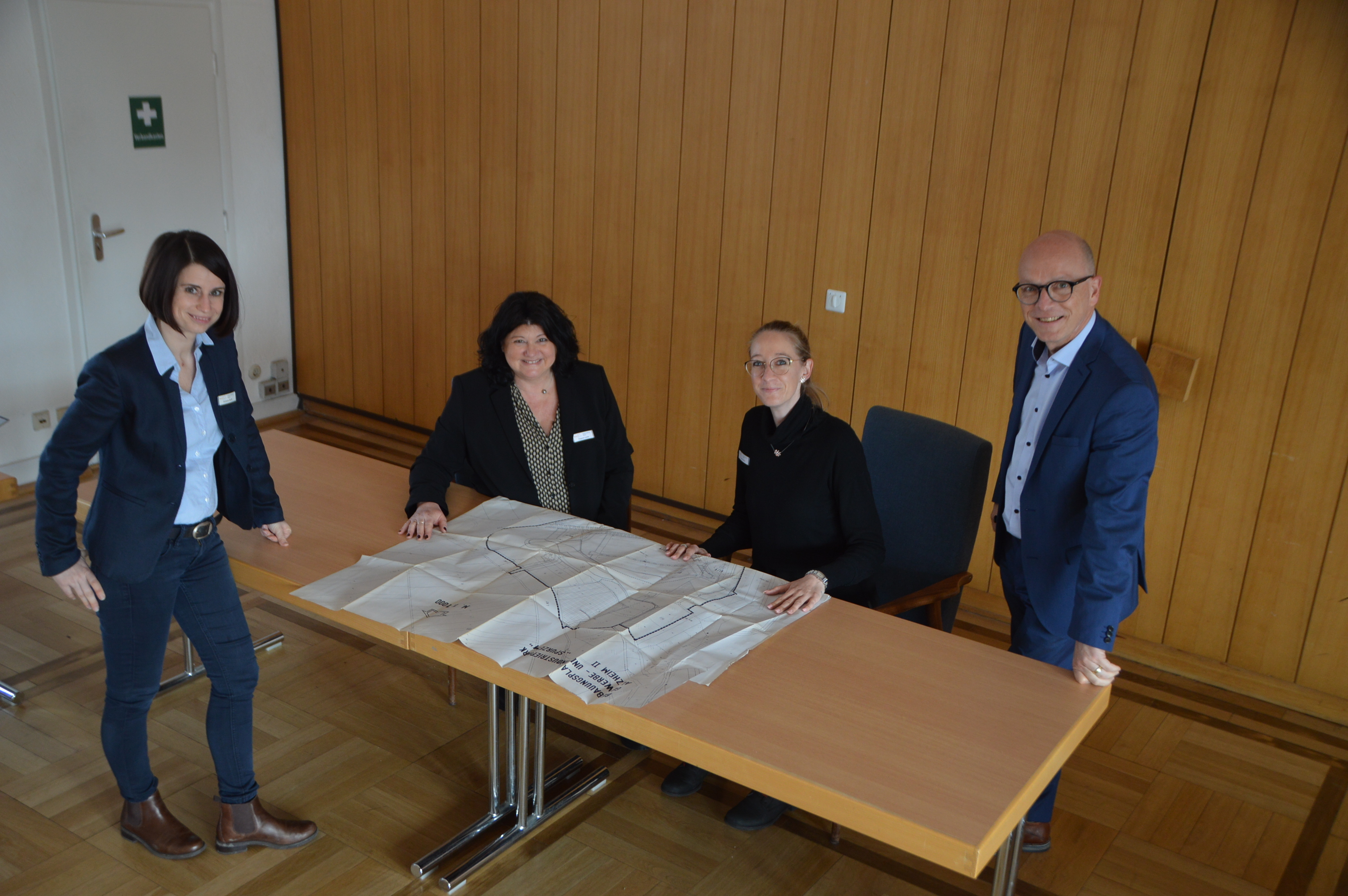 Christina Wolff, Dagmar Luxem, Sarah Stern und Oberbürgermeister Dirk Meid am Tisch mit einem Plan