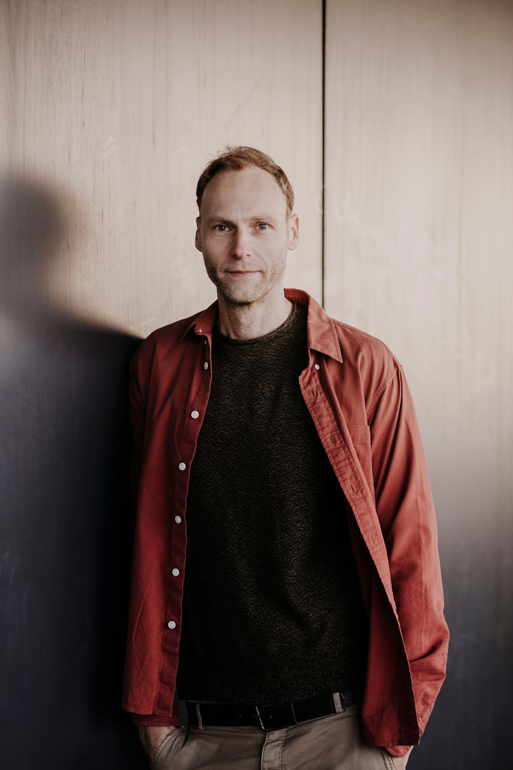 Tobias Bode an einer Wand angelehnt
