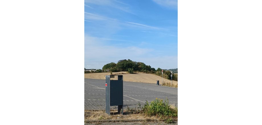 Mülleimer auf einem Parkplatz