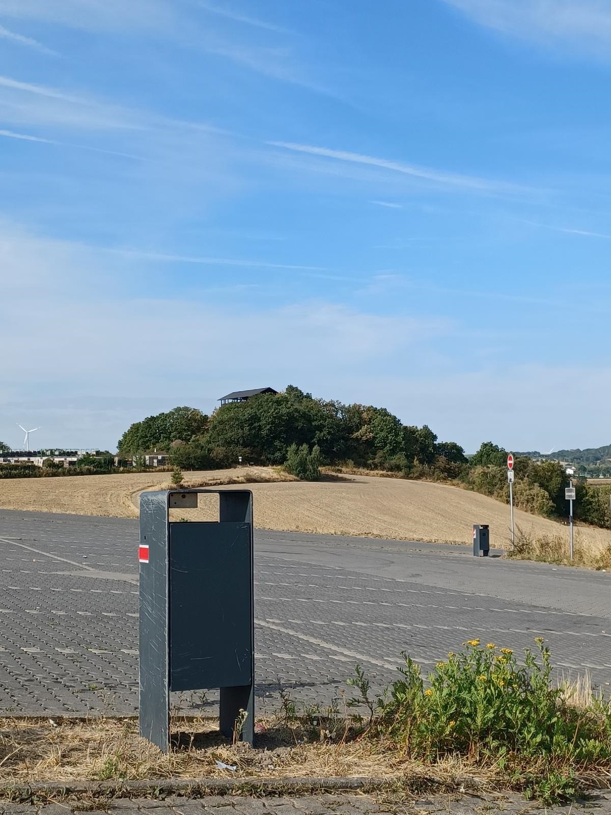 Mülleimer auf einem Parkplatz