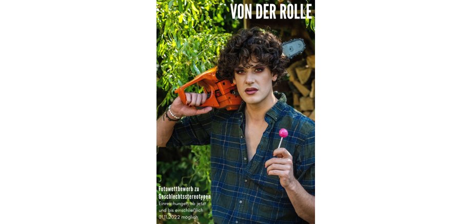 Plakat zum Fotowettbewerb - Mann mit Motorsäge, gemachten Haaren, geschminkt und lackierten Nägeln