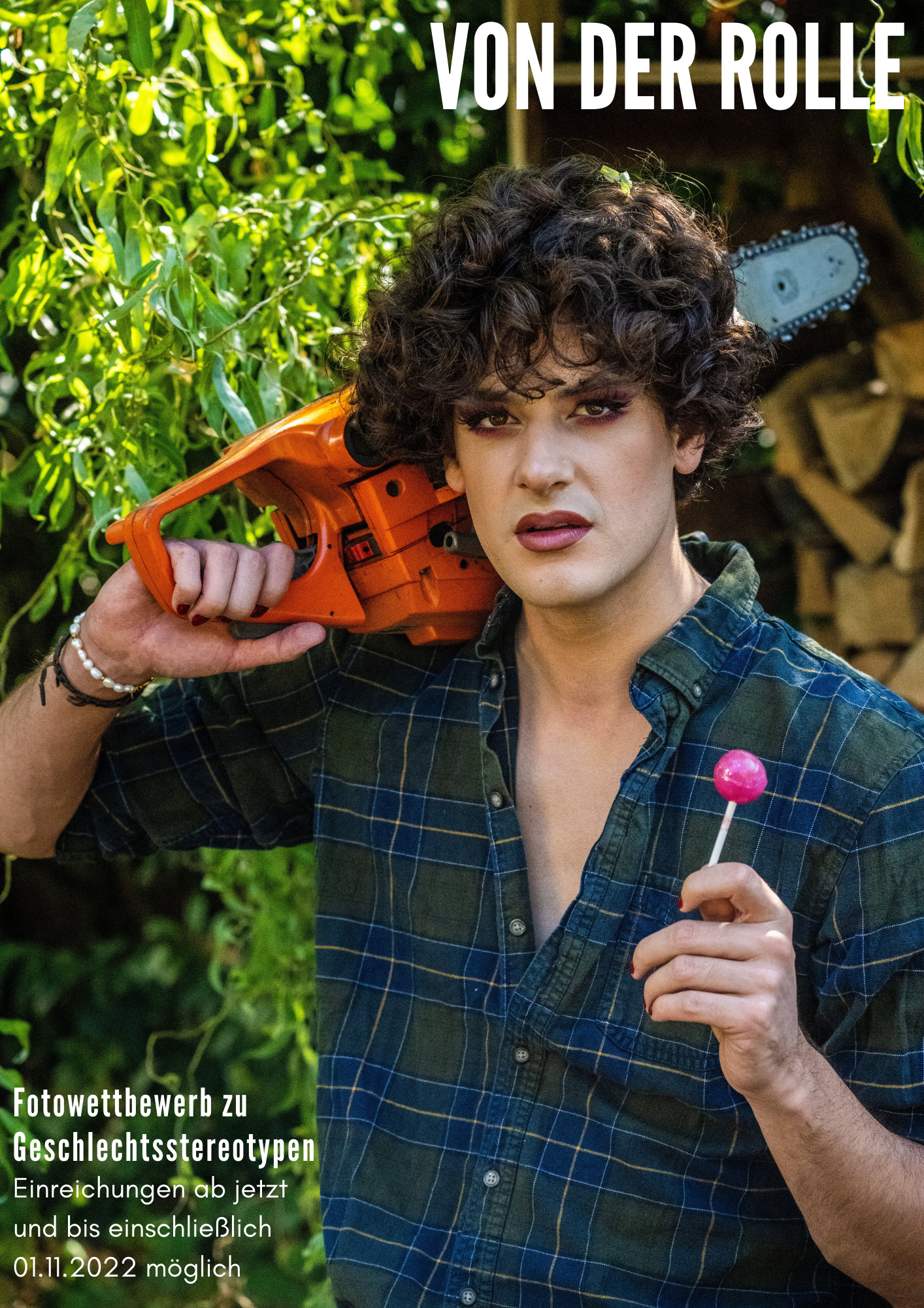 Plakat zum Fotowettbewerb - Mann mit Motorsäge, gemachten Haaren, geschminkt und lackierten Nägeln