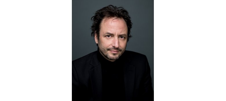 Portrait von einem Mann vor schwarzem Hintergrund