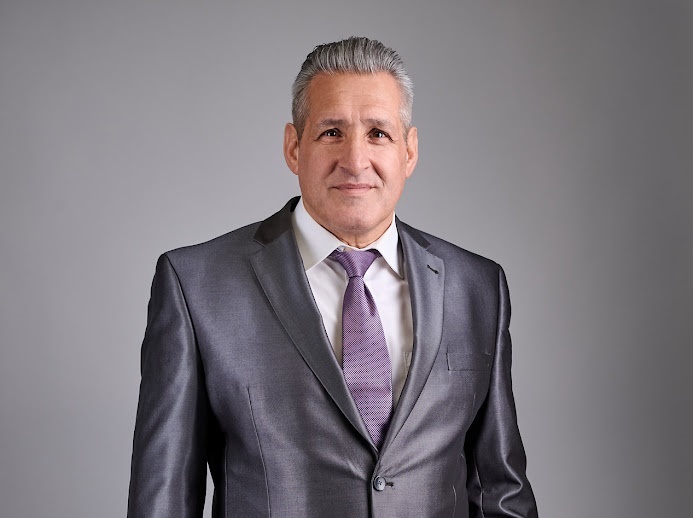 Django Reinhardt in einem grauen Anzug vor einem grauen Hintergrund