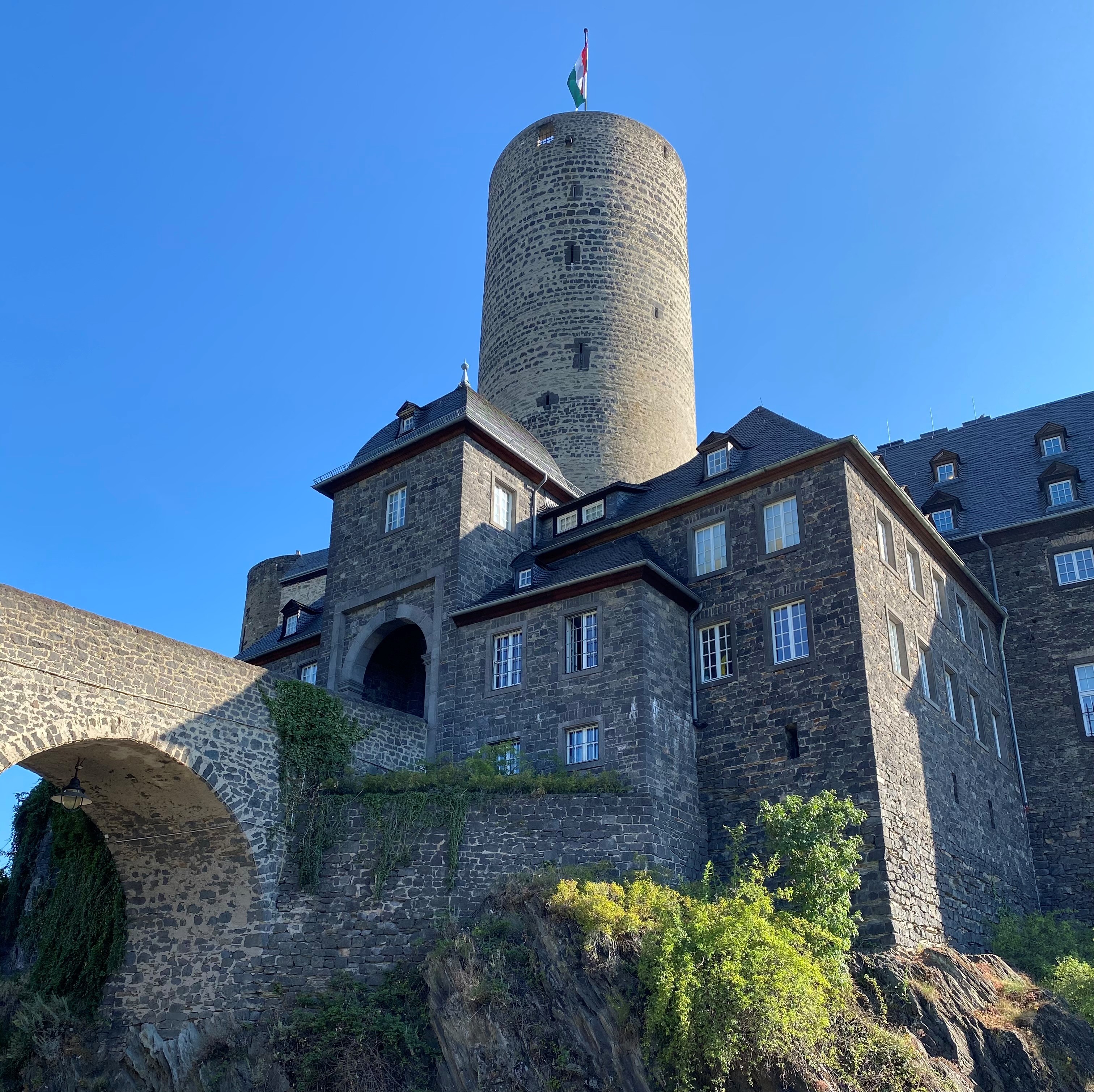 Die Genovevaburg von unten fotografiert beim blauem Himmel