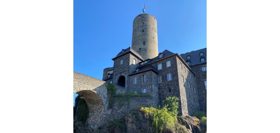 Die Genovevaburg von unten fotografiert beim blauem Himmel