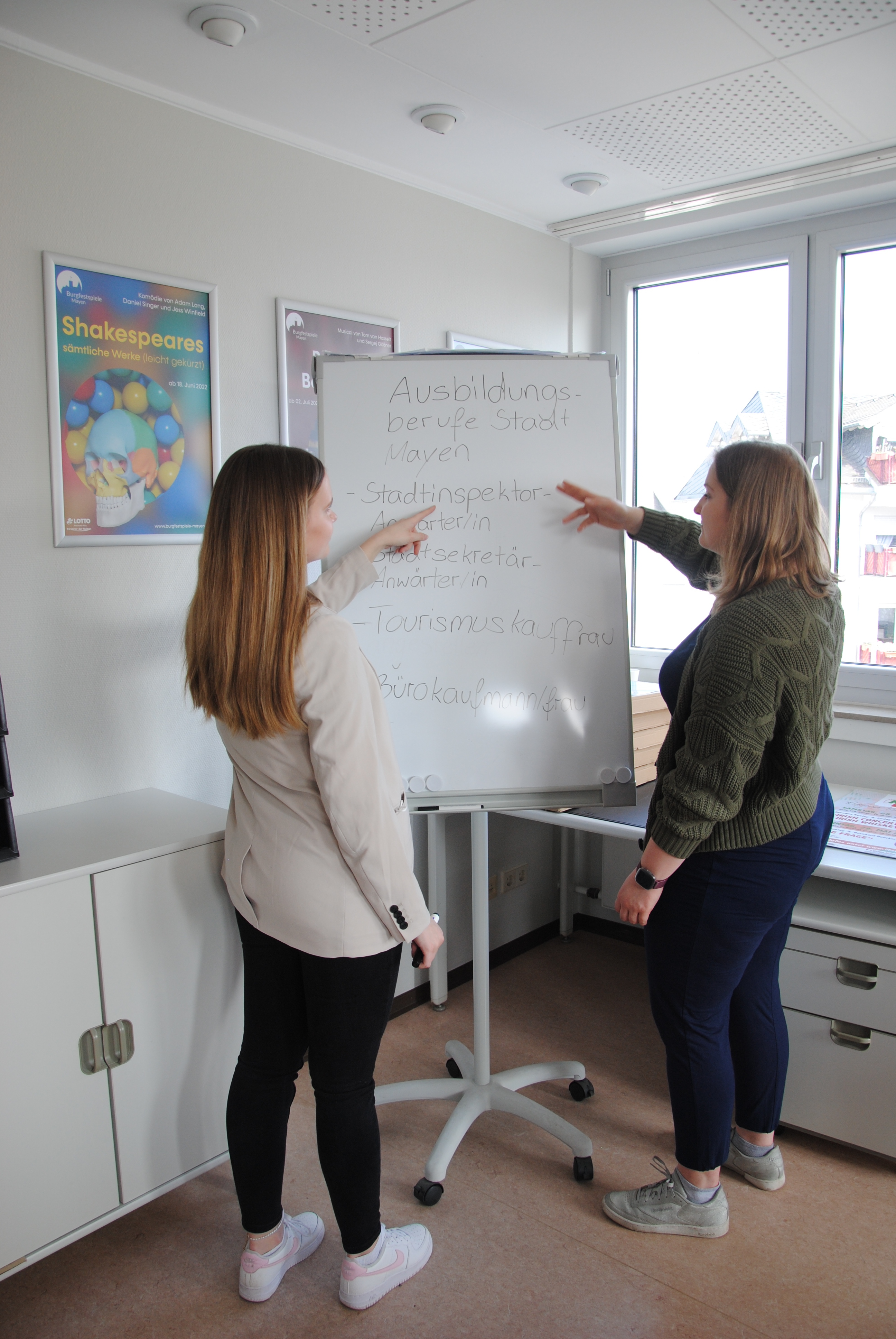 Zwei Frauen vor einem Flipchart