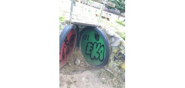 Zwei weitere Eingänge sind mit Graffiti besprüht