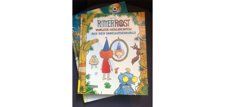 Cover des Buches "Ritter Rost" vor schwarzem Hintergrund