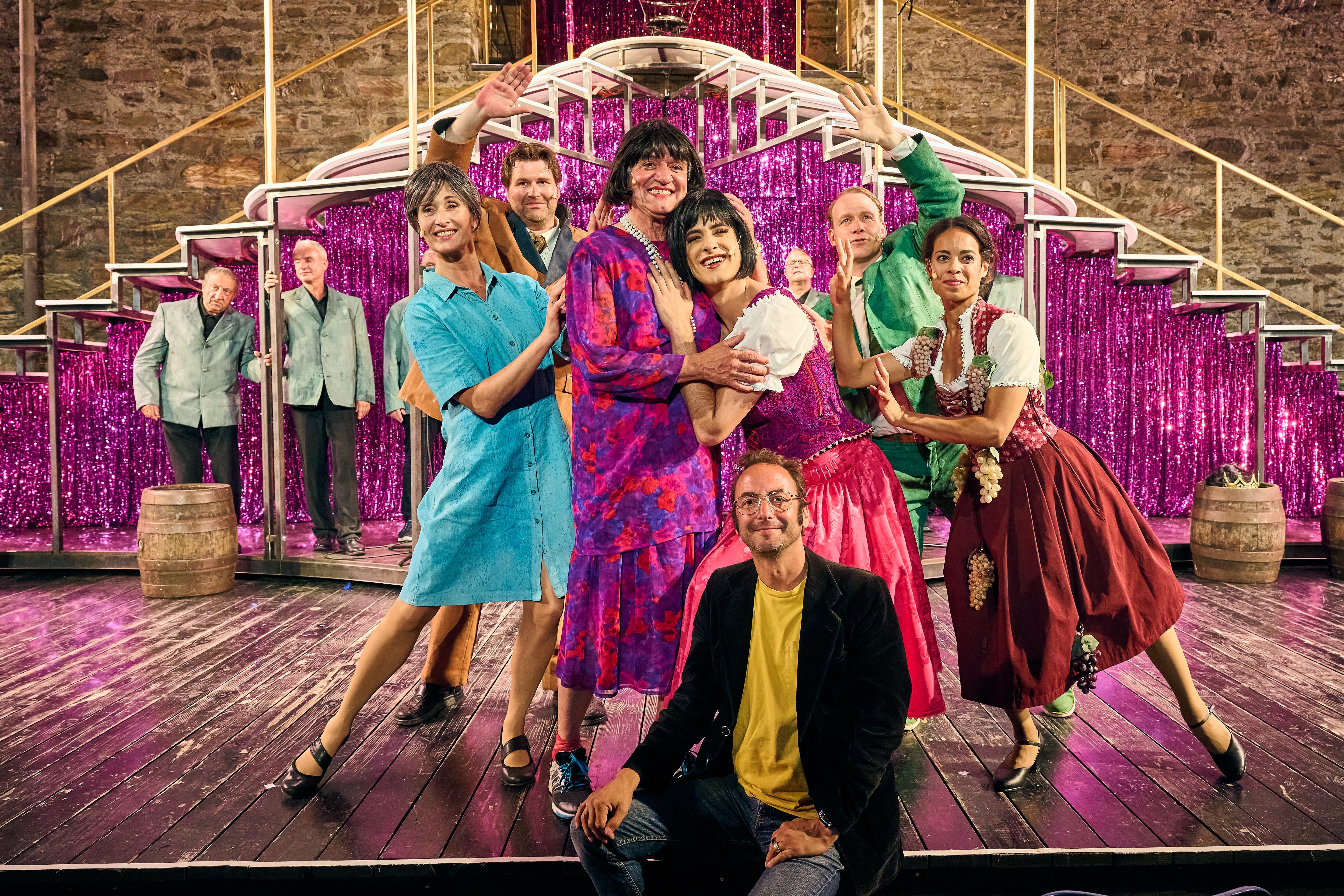 Das Emsenble von Brigitte Bordeaux und Intendant Alexander May auf der Bühne