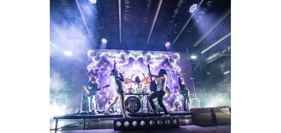 Eine Band auf der Bühne beim Konzert.