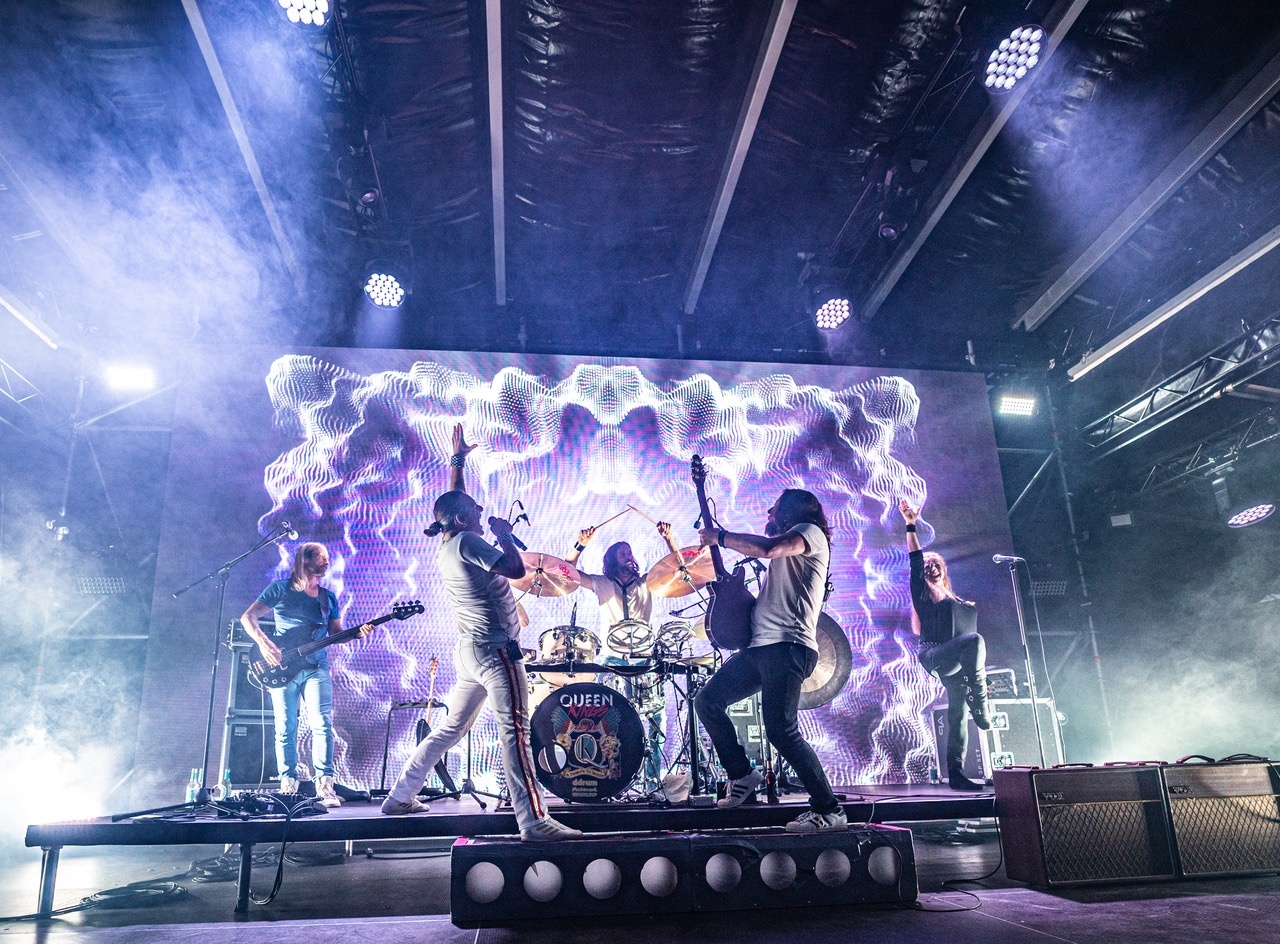 Eine Band auf der Bühne beim Konzert.