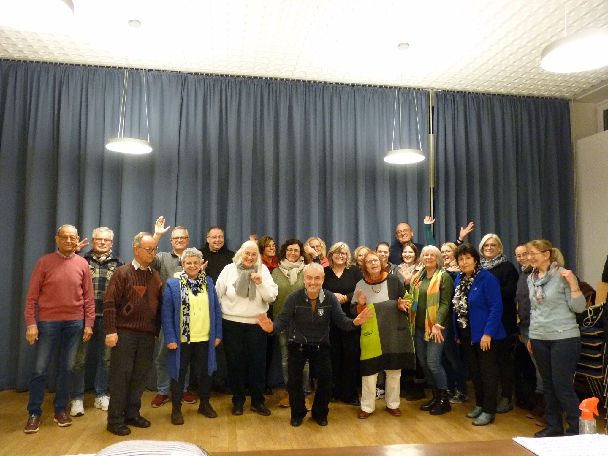 Gruppe von Menschen steht auf der Bühne für ein Gruppenbild