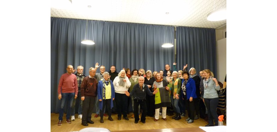 Gruppe von Menschen steht auf der Bühne für ein Gruppenbild