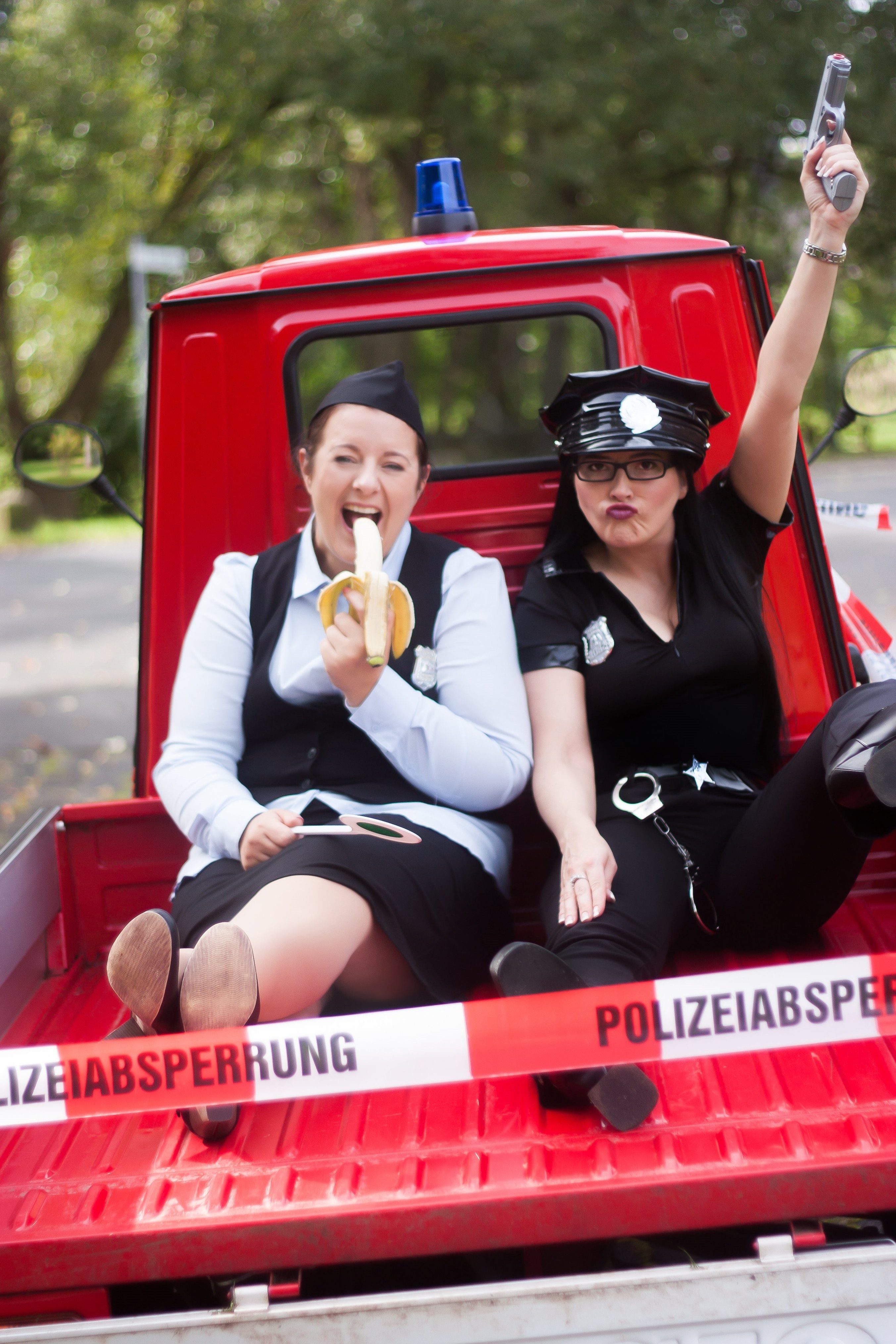 Zwei Frauen auf einer Laderampe 