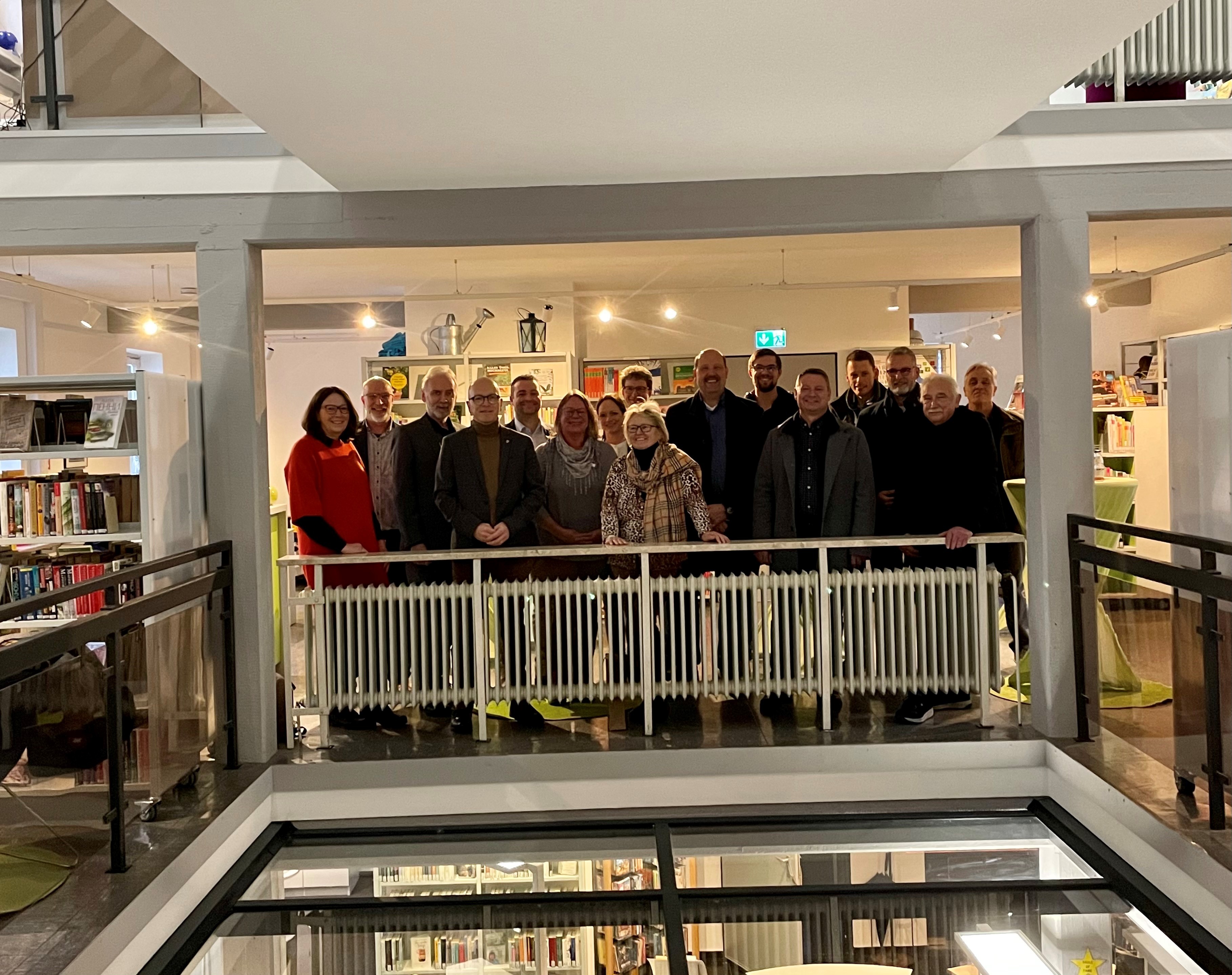 Eine Gruppe von Menschen steht zu einem Gruppenbild zusammen