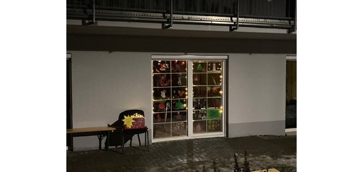 Ein weihnachtlich geschmücktes Fenster