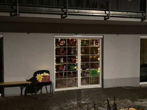 Ein weihnachtlich geschmücktes Fenster