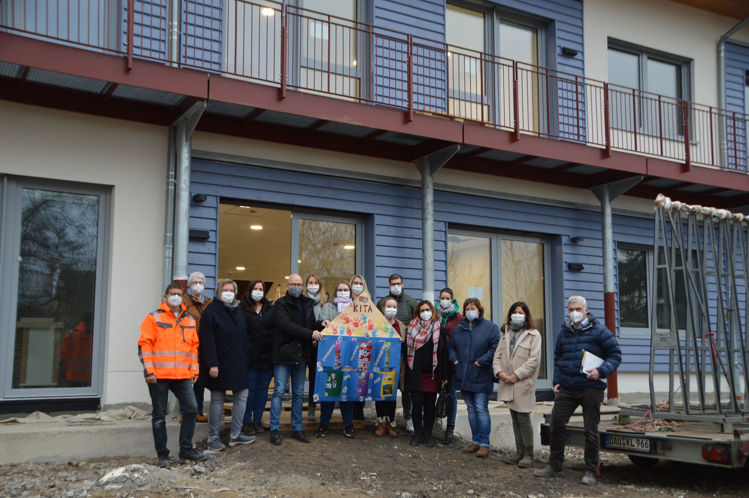 Oberbürgermeister Dirk Meid steht mit Bereichsleiterin Sandra Dietrich-Fuchs sowie den Architekten Stefan Köhler und Karl Feils vor der neuen Kindertagesstätte mit allen Kindern der KiTa