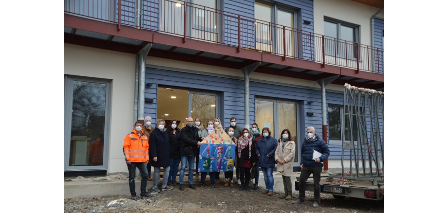 Oberbürgermeister Dirk Meid steht mit Bereichsleiterin Sandra Dietrich-Fuchs sowie den Architekten Stefan Köhler und Karl Feils vor der neuen Kindertagesstätte mit allen Kindern der KiTa