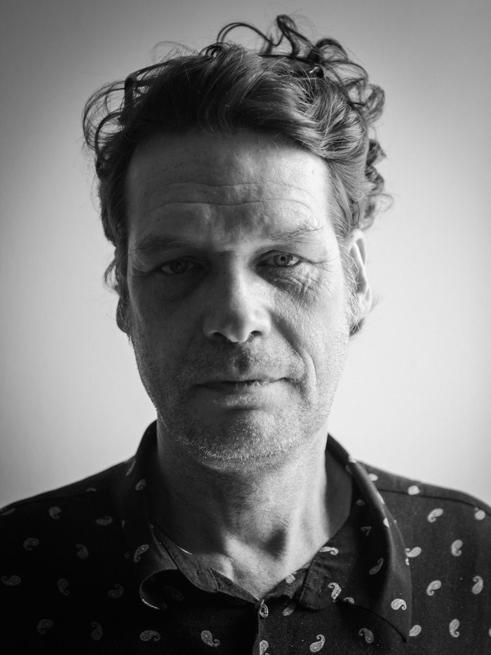 1 Person im Portrait mit Bart