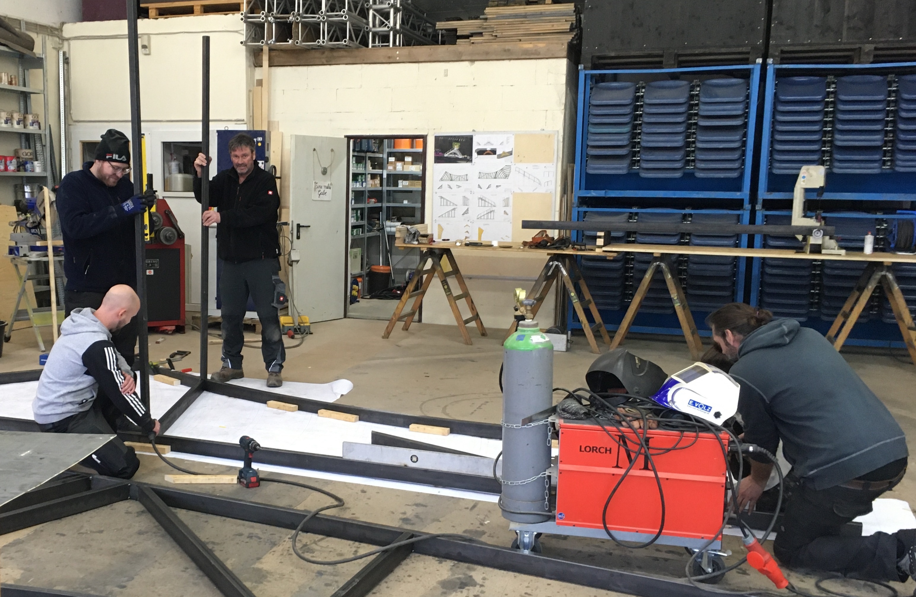 Personen mit Bart Bauen Teile des Bühnenbildes auf