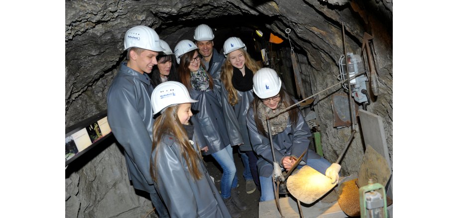 Kinder mit weißen Helmen im Deutschen Schieferbergwerk 