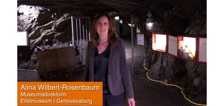 Museumsdirektorin in einem dunkelfarbigen Blazer im Deutschen Schieferbergwerk  