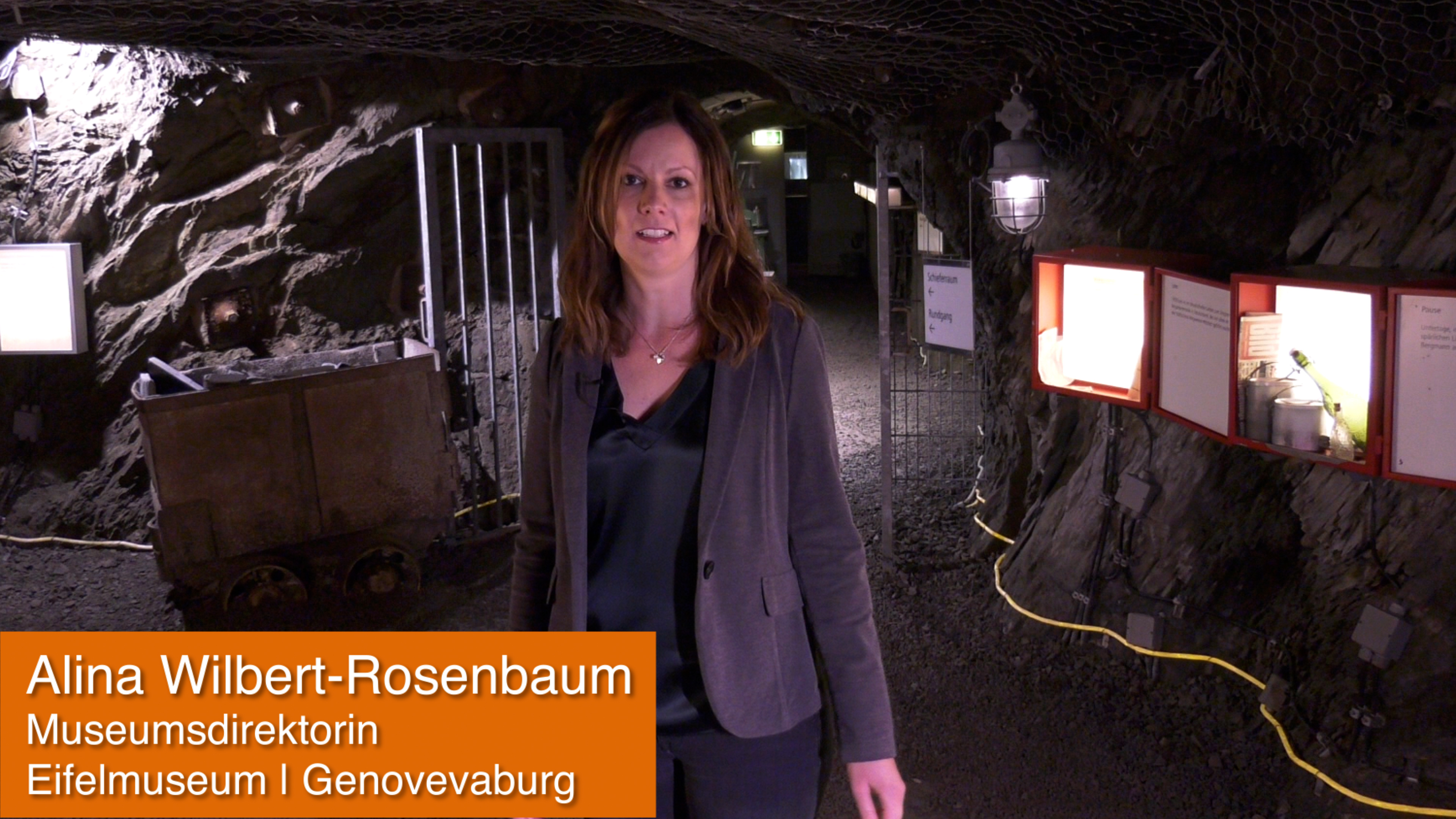 Museumsdirektorin in einem dunkelfarbigen Blazer im Deutschen Schieferbergwerk  