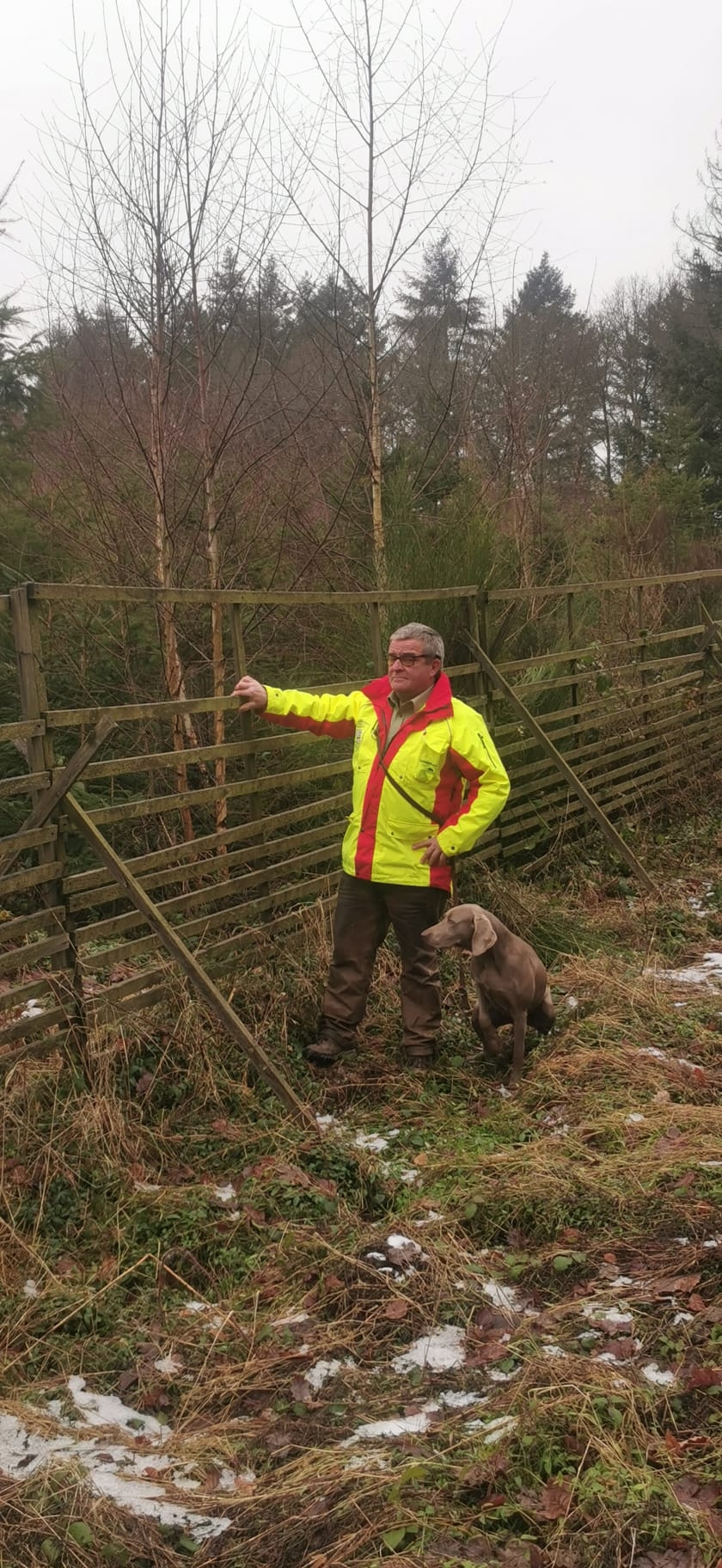 Peter Göke zeigt Hordengattern -  neben Peter Göke sitz ein Hund
