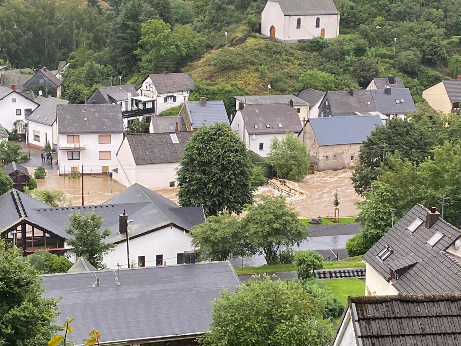 Land unter in der Ortslage Virneburg im Juli 2021