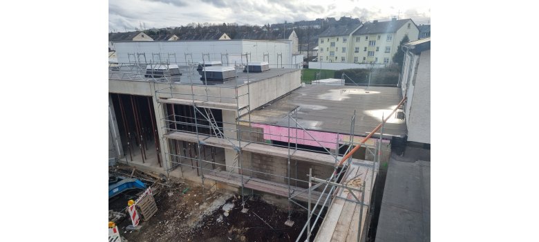 Das alte Feuerwehrdepot in der Kernstadt wurde bereits 2020 niedergelegt, dort entsteht nun ein zeitgemäßer Neubau. Aufnahme eines Rohbaus in grau