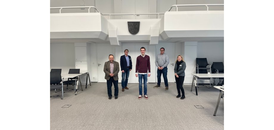 Mühlsteinrevier RheinEifel Bürgermeister Alfred Schomisch, Büroleiter Michael Augel, Nicolas Junglas, Personalratsvorsitzender Thomas Montada und Svenja Schulze-Entrup vom Arbeitskreis Mühlsteinrevier RheinEifel.