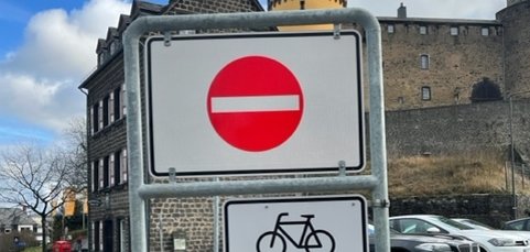 Ein Durchfahrt-verboten-Schild außer für Radfahrer