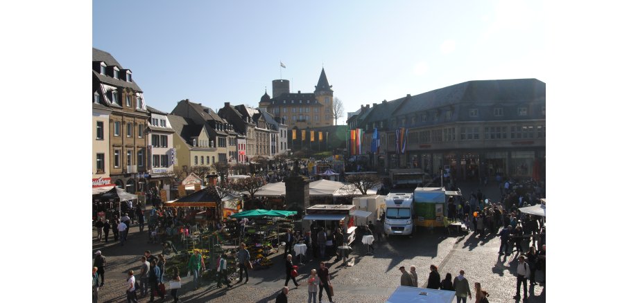 Blick auf den Marktplatz an einem Markttag