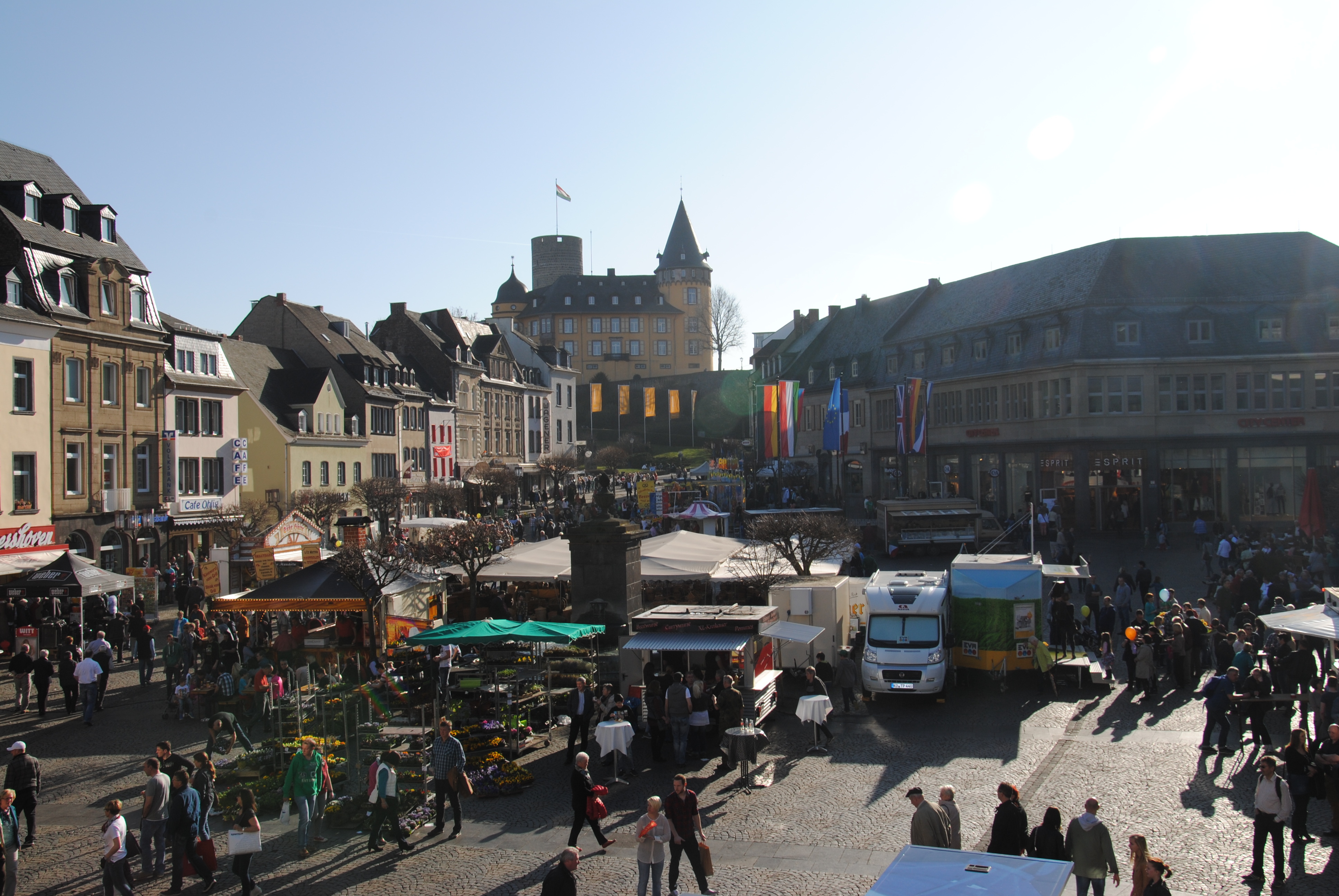 Blick auf den Marktplatz an einem Markttag