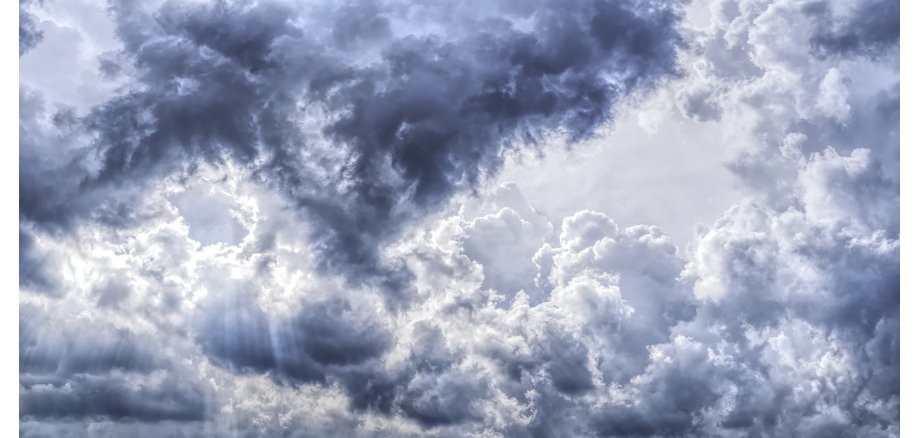 graue Wolken und dunkler Himmel  - Sturmböe