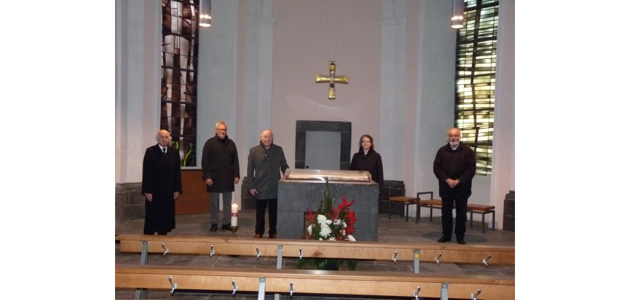 Bürgermeister Bernhard Mauel, Rolf Keuser, Heinz Schäfer, Pfarrerin Metje Steinau und Pfarrer Thomas Corsten  in Heilig-Geist-Kapelle 