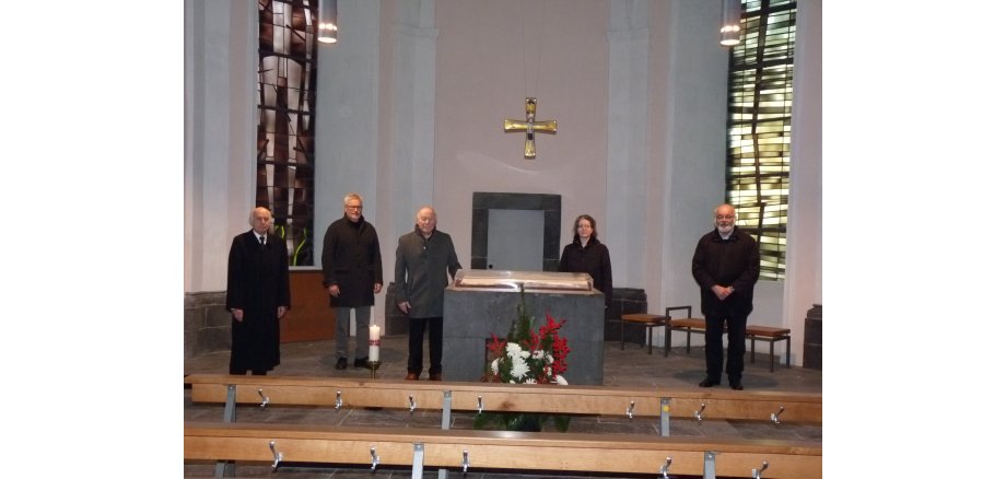 Bürgermeister Bernhard Mauel, Rolf Keuser, Heinz Schäfer, Pfarrerin Metje Steinau und Pfarrer Thomas Corsten  in Heilig-Geist-Kapelle 