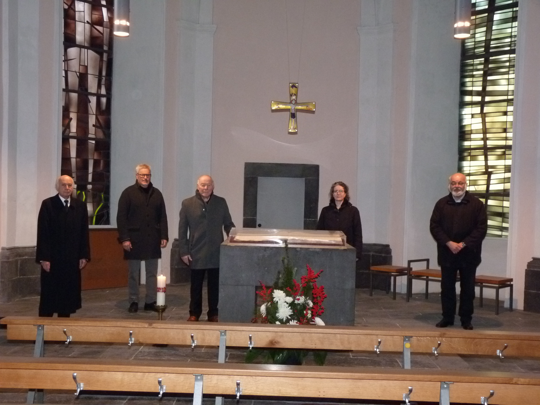 Bürgermeister Bernhard Mauel, Rolf Keuser, Heinz Schäfer, Pfarrerin Metje Steinau und Pfarrer Thomas Corsten  in Heilig-Geist-Kapelle 