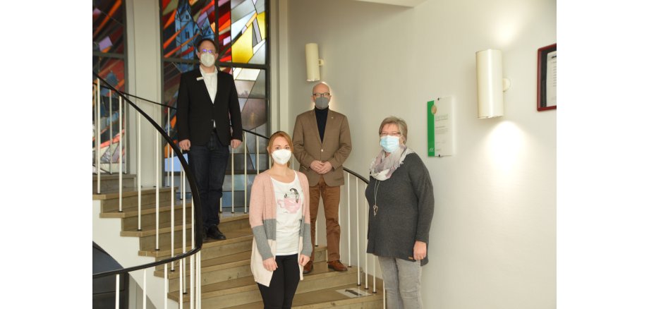 von links nach rechts: Büroleiter Christoph Buttner, Oberbürgermeister Dirk Meid, Bianka Weiland und Monika Haupt auf der Treppe in der Stadtverwaltung Mayen.- Alle Anwesenden hielten genug Abstand und trugen eine Maske